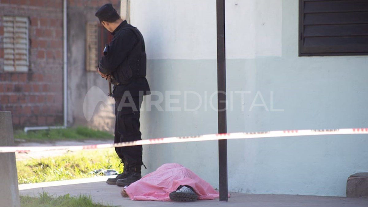 Envuelto en una s&aacute;bana. El cuerpo del fallecido qued&oacute; tendido en una vereda tras el cruce de balas.&nbsp;