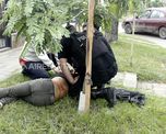 Tras el balazo, el ladr&oacute;n cay&oacute; en la vereda y termin&oacute; siendo retenido por personal policial.&nbsp;