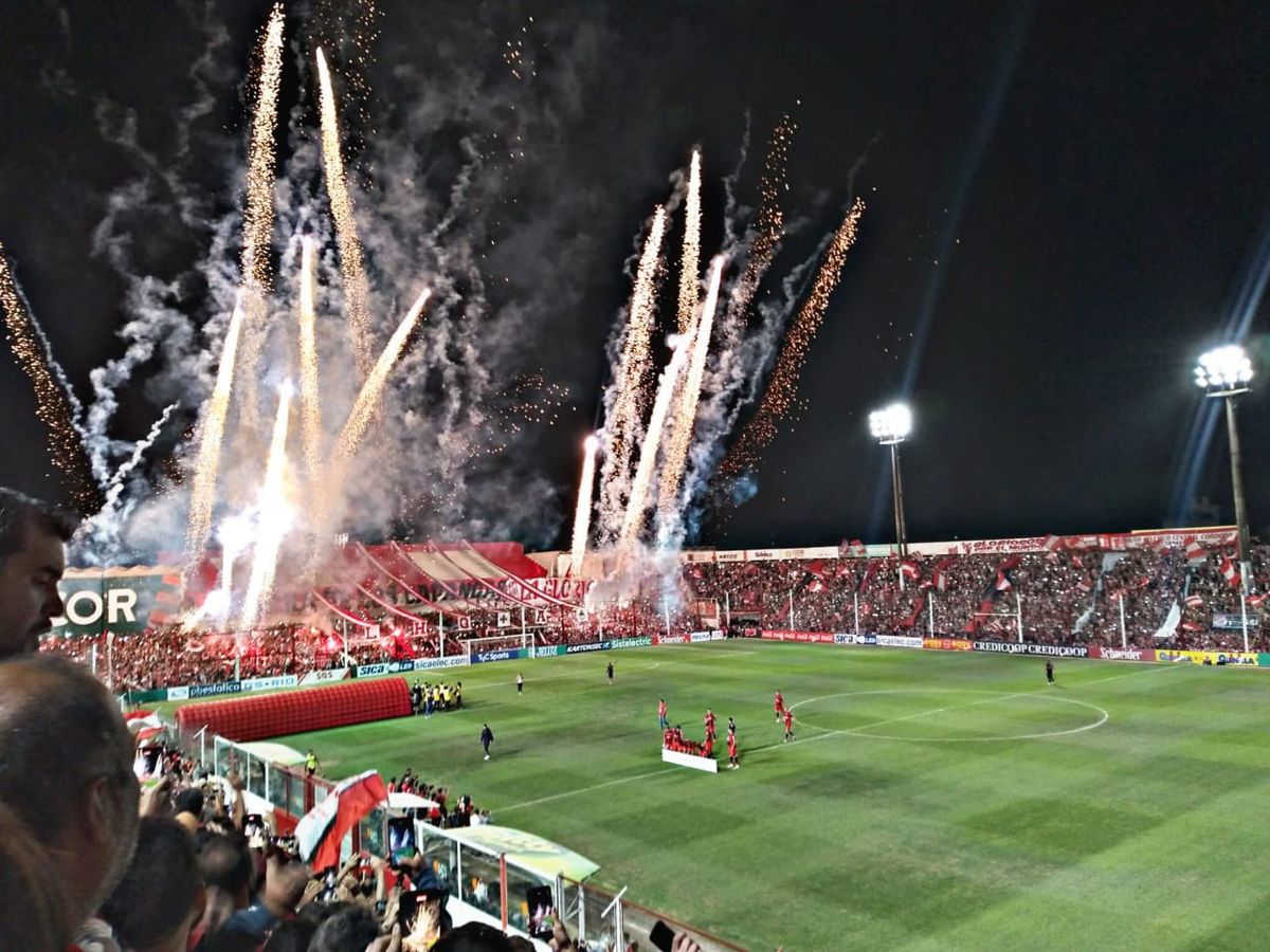 Una fiesta se vivió en el estadio Juan Domingo Perón de Córdoba Capital durante el partido de vuelta del torneo Reducido de Primera Nacional.
