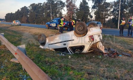 Así quedó el auto cuyo conductor resultó con fracturas. Así quedó el auto cuyo conductor resultó con fracturas.