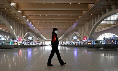 El gobierno de una provincia de China ordenó el confinamiento de dos ciudades ubicadas al sur de Beijing donde viven 18 millones de personas, después de detectar allí más de 300 casos de coronavirus, en lo que representa el mayor rebrote de la enfermedad en seis meses en el país donde se generó la pandemia. El gobierno de una provincia de China ordenó el confinamiento de dos ciudades ubicadas al sur de Beijing donde viven 18 millones de personas, después de detectar allí más de 300 casos de coronavirus, en lo que representa el mayor rebrote de la enfermedad en seis meses en el país donde se generó la pandemia.