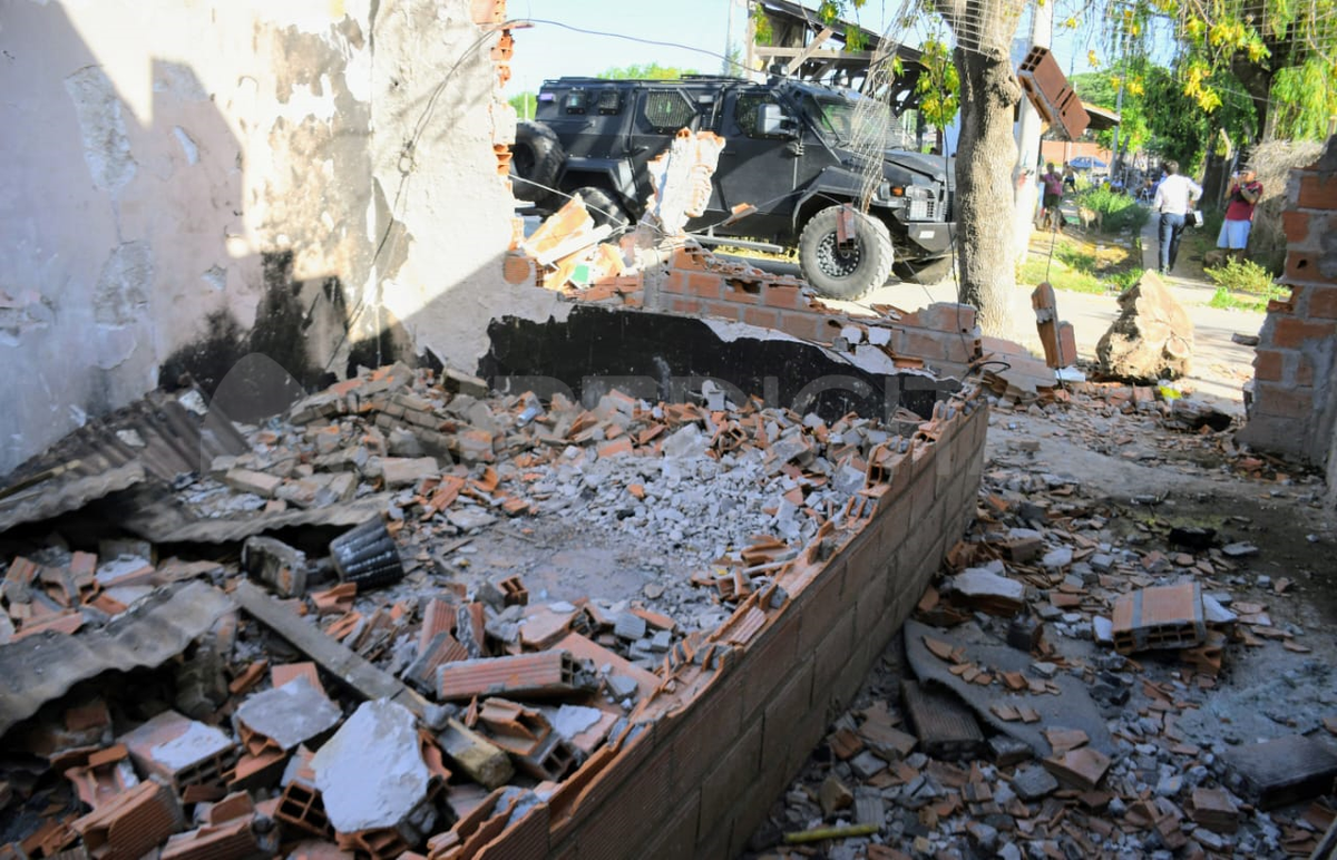 En un ataque de ira los vecinos derribaron cinco búnkeres de drogas en el barrio donde mataron a Maximo Gerez, en Rosario.
