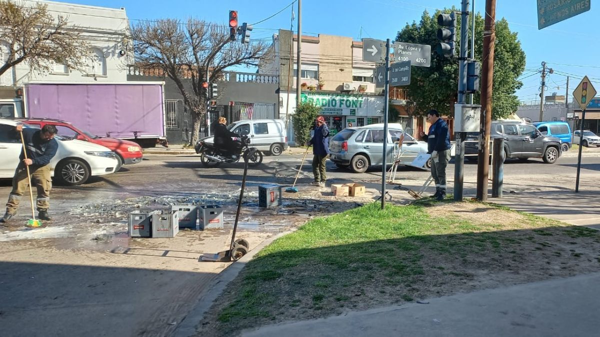 Los trabajadores que iban a bordo del camión fueron los encargados de limpiar la calzada ni bien cayó la carga. Los trabajadores que iban a bordo del camión fueron los encargados de limpiar la calzada ni bien cayó la carga.