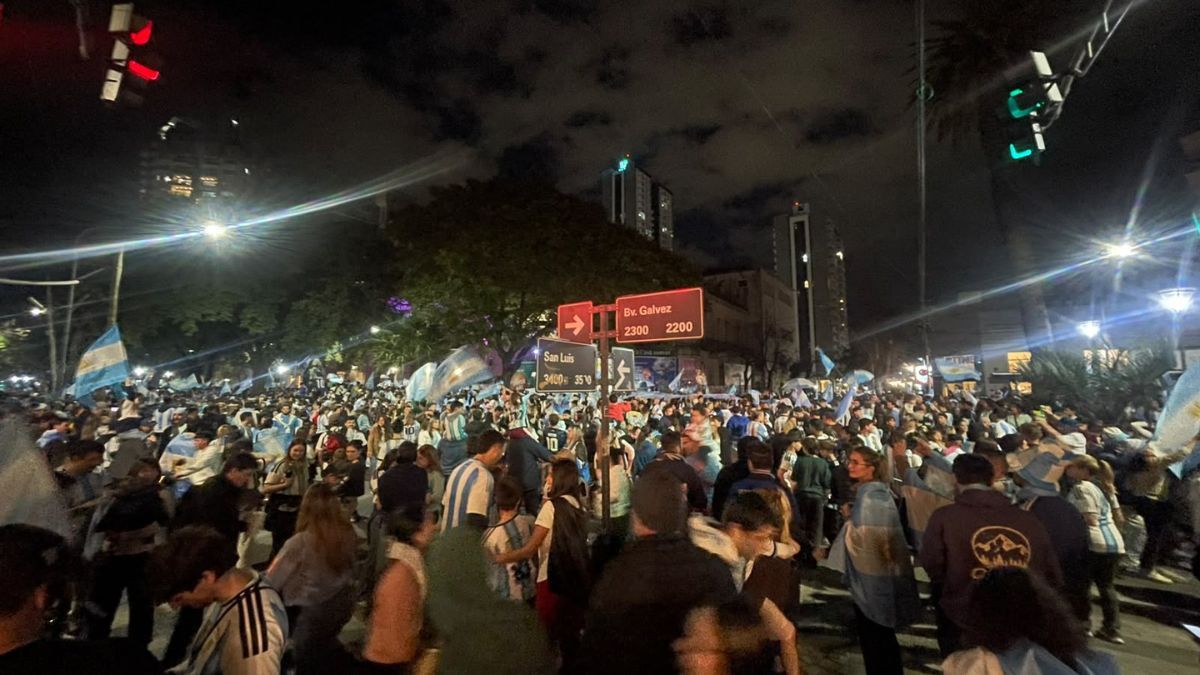 Así festejó Santa Fe la victoria de Argentina contra Inglaterra. Así festejó Santa Fe la victoria de Argentina contra Inglaterra.