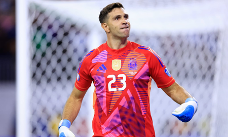 El Dibu Martínezel se volvió viral por su gesto con el arquero de Ecuador durante la Copa América. El Dibu Martínezel se volvió viral por su gesto con el arquero de Ecuador durante la Copa América.