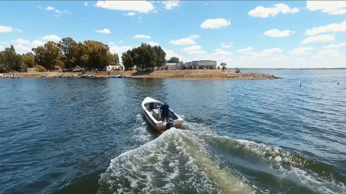 Escapada a una localidad de Buenos Aires con un hermoso lago y playas únicas.