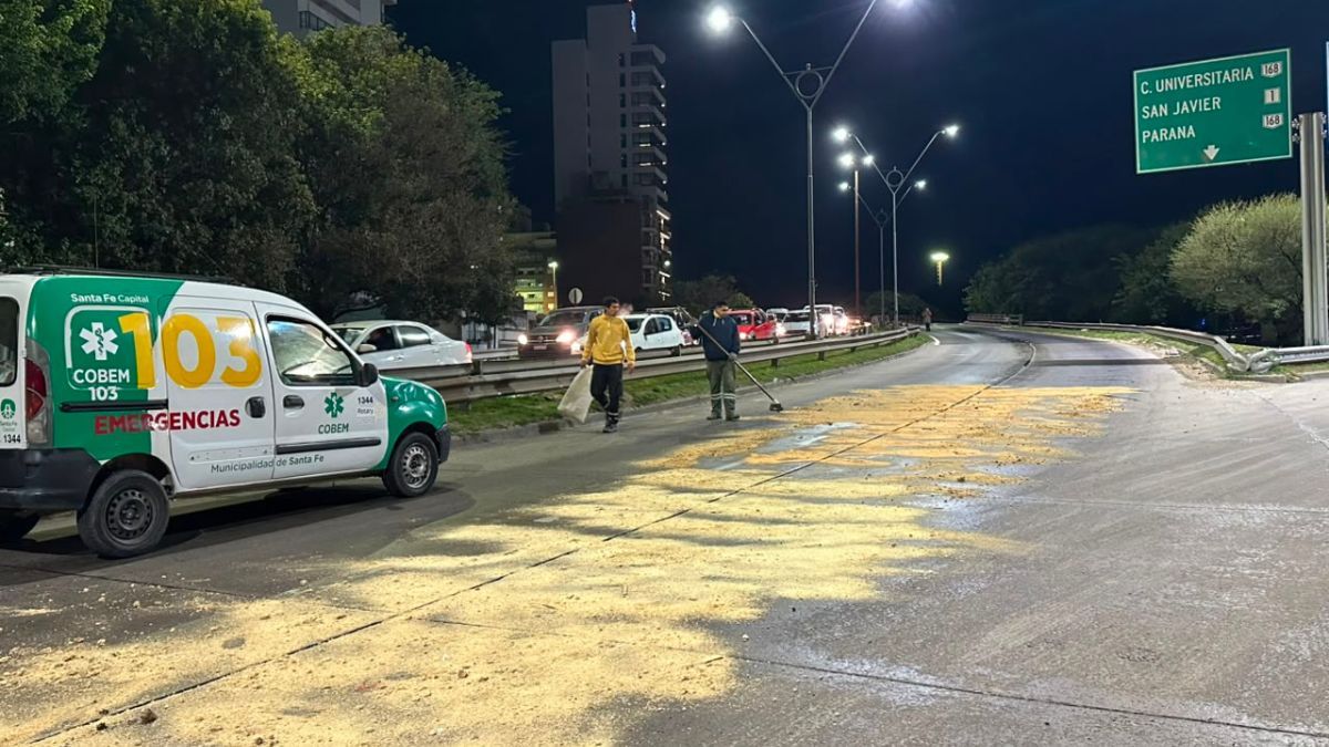El corte de tránsito es total en el ingreso al Puente Gobernador Oroño por avenida Alem.