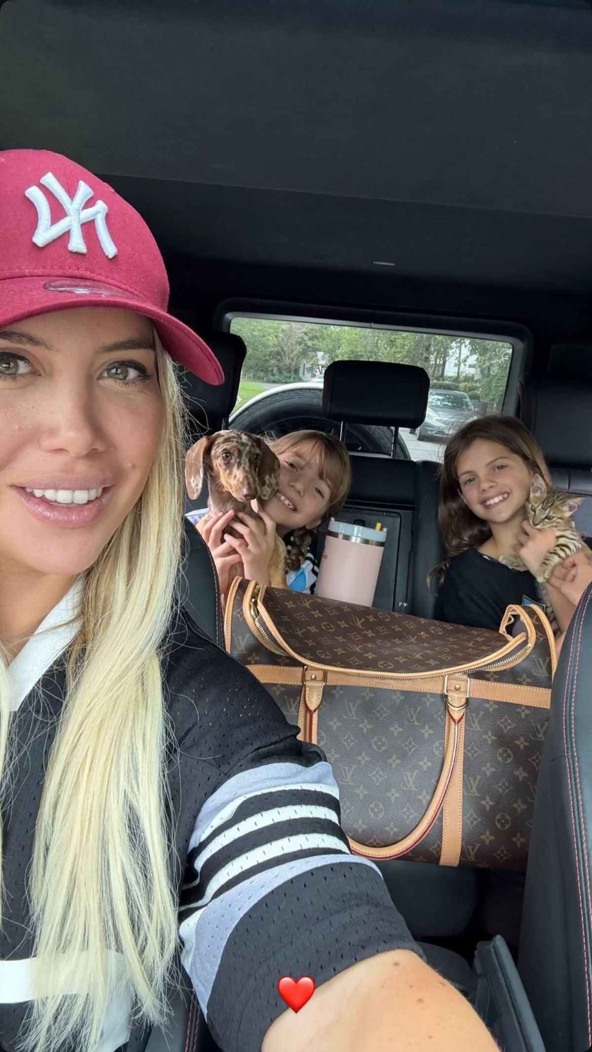 Wanda Nara publicó una foto junto a su hija en su auto. Wanda Nara publicó una foto junto a su hija en su auto.
