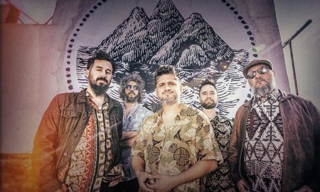 La banda está presentando el disco en una extensa gira que recorrerá escenarios de Latinoamérica. La banda está presentando el disco en una extensa gira que recorrerá escenarios de Latinoamérica.