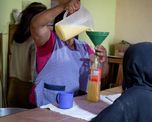 La asistencia alimentaria llega principalmente a niños, niñas, adolescentes y adultos. La asistencia alimentaria llega principalmente a niños, niñas, adolescentes y adultos.