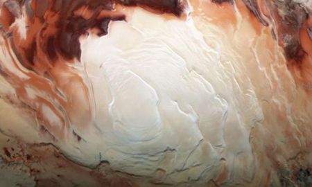 La región blanca brillante de esta imagen muestra el casquete helado que cubre el polo sur de Marte. La región blanca brillante de esta imagen muestra el casquete helado que cubre el polo sur de Marte.