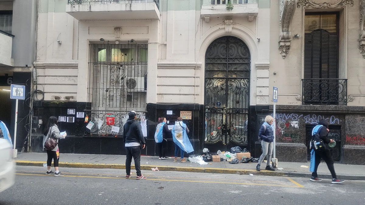 El Instituto Patria presentó este viernes una denuncia penal por la posible comisión de los delitos de intimidación y amenazas de muerte en perjuicio de la vicepresidenta de la Nación