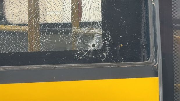 Atacaron a un colectivo de la línea 8 en Santa Fe e investigan si fue un disparo o un piedrazo.