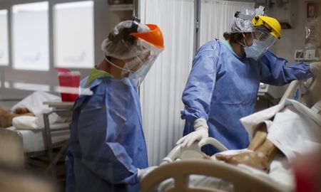 De acuerdo a la información oficial, existe una ocupación de camas de terapia intensiva del 75,61% en el Área Metropolitana de Buenos Aires (AMBA), mientras que en el interior el número es de 52,48%. De acuerdo a la información oficial, existe una ocupación de camas de terapia intensiva del 75,61% en el Área Metropolitana de Buenos Aires (AMBA), mientras que en el interior el número es de 52,48%.
