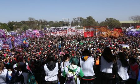 Más de 100 mil mujeres y disidencias en la marcha de cierre del 35 Encuentro Plurinacional San Luis 2022: cómo se vivió. Más de 100 mil mujeres y disidencias en la marcha de cierre del 35 Encuentro Plurinacional San Luis 2022: cómo se vivió.
