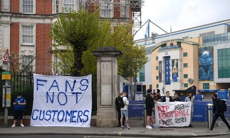 Fanáticos del Chelsea se movilizaron contra la decisión de los dueños del club y lograron que salgan de la Superliga Europea, al igual que el Manchester City. Fanáticos del Chelsea se movilizaron contra la decisión de los dueños del club y lograron que salgan de la Superliga Europea, al igual que el Manchester City.