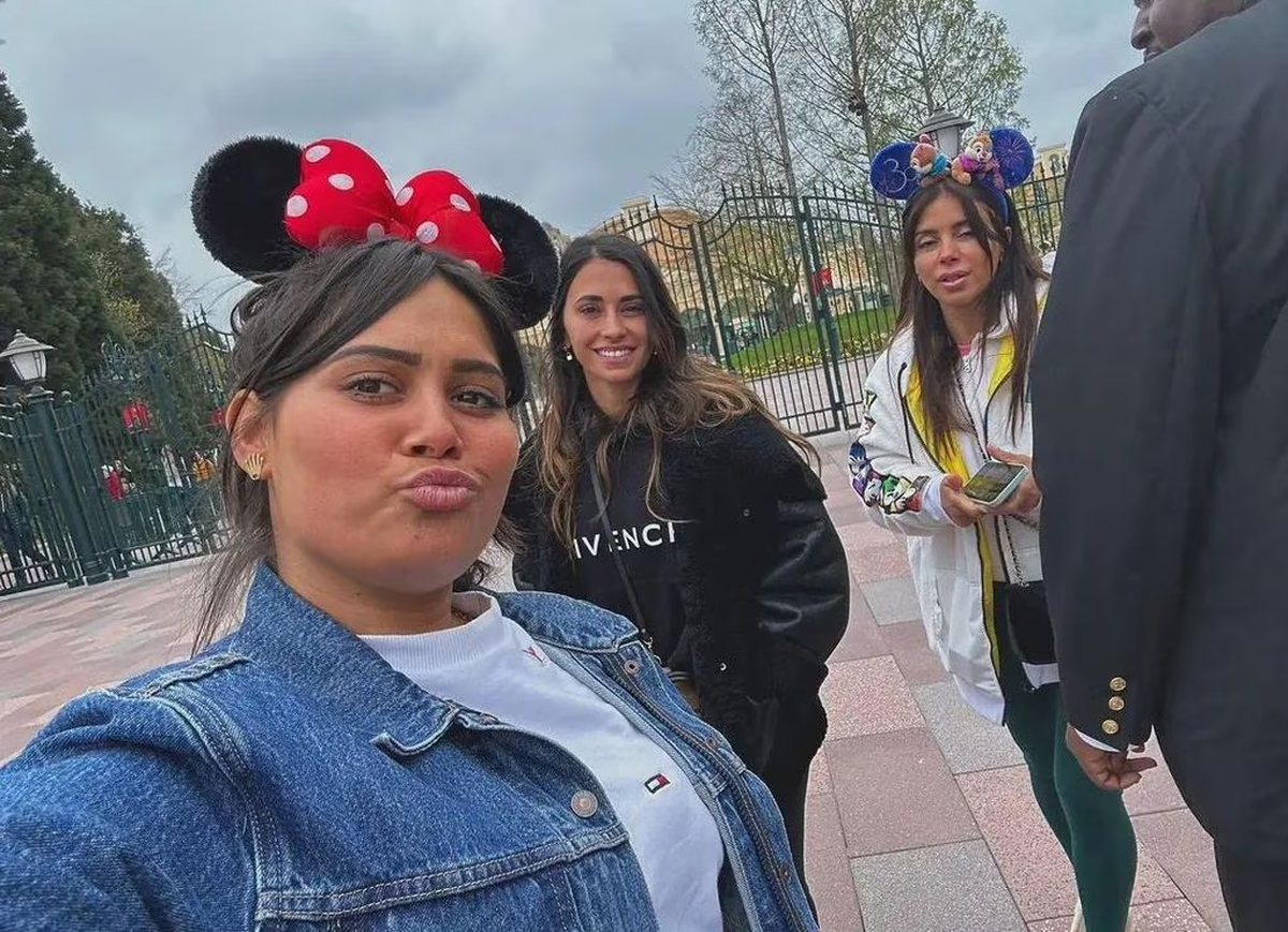 En Disneyland hubo tiempo para un par de selfies con los fans. Foto: @anto_roccuzzo10 