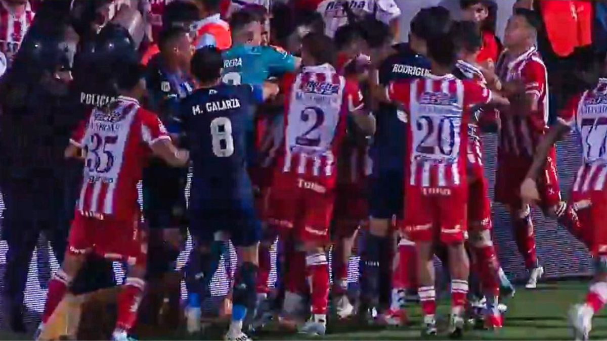 Rubén Botta festejó de cara a los hinchas tatengues y los futbolistas de Unión se le fueron al humo.