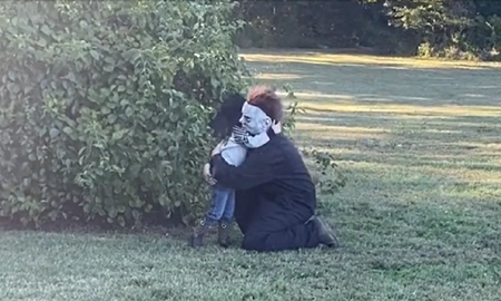 Halloween: se disfrazó de Michael Myers y quiso asustar a un nene pero su reacción solo generó ternura. Halloween: se disfrazó de Michael Myers y quiso asustar a un nene pero su reacción solo generó ternura.