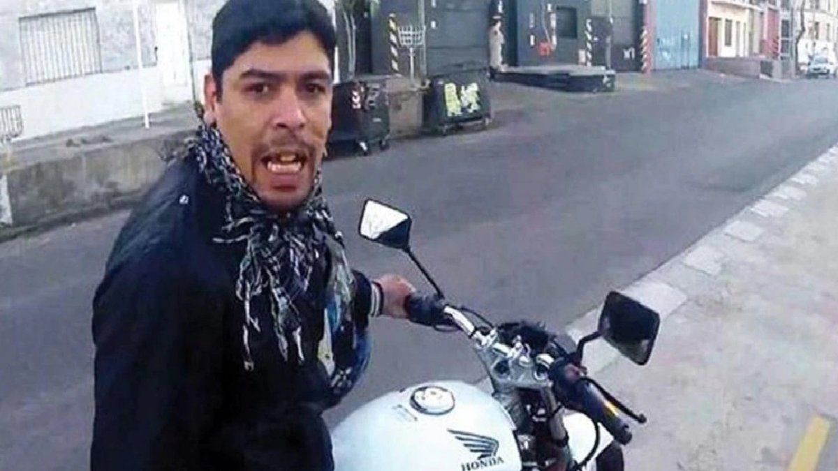 A siete años de haber sido filmado robando a un turista