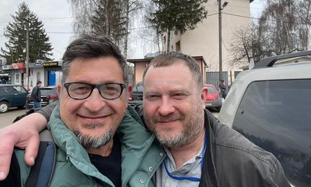 Germán de los Santos con Dima, el ucraniano que lo ayudó en la cobertura para AIRE desde el primer minuto que cruzó la frontera.