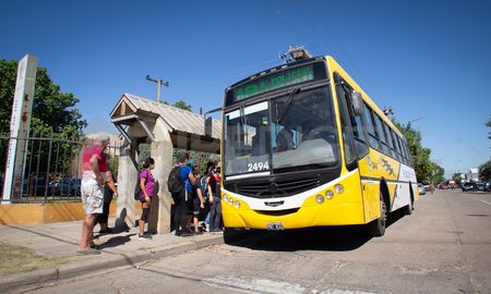La tarifa plana del boleto de colectivo en Santa Fe aumenta a 85 pesos desde la medianoche. La tarifa plana del boleto de colectivo en Santa Fe aumenta a 85 pesos desde la medianoche.
