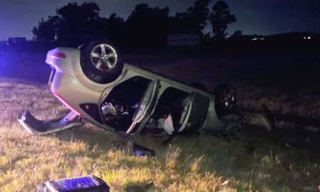 El Ford terminó volcado sobre la autopista Rosario–Córdoba, a la altura del kilómetro 299. El Ford terminó volcado sobre la autopista Rosario–Córdoba, a la altura del kilómetro 299.