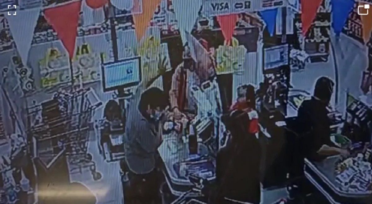 Video: le dio un ataque de ira en el supermercado y destrozó un parlante