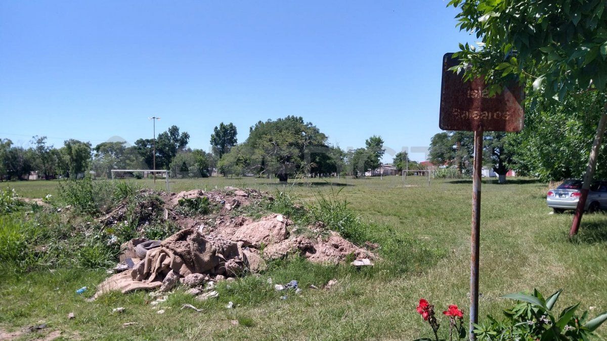 En la plaza Islas Baleares de barrio Santa Rita 2 los vecinos también reclaman que hay tierra, yuyos y falta de luz. 