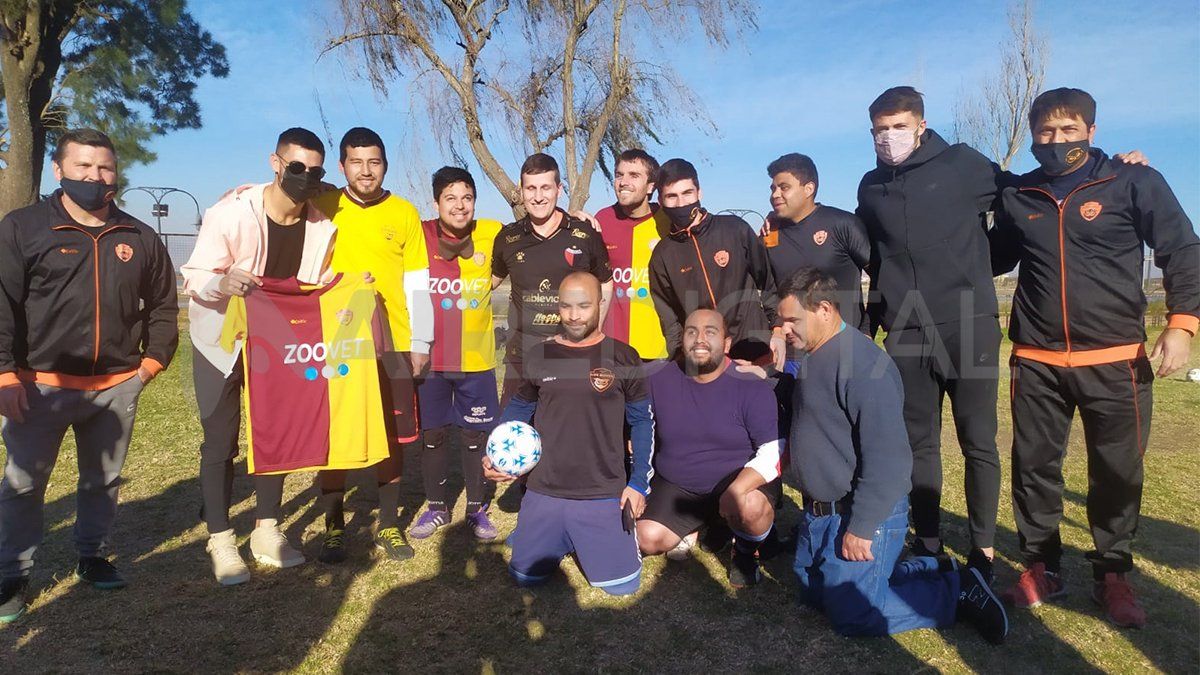Lértora y Garcés compartieron la tarde con el plantel de Los Búhos.&nbsp;