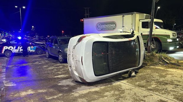 El auto involucrado, un Chevrolet Prisma, quedó de costado sobre avenida Blas Parera.