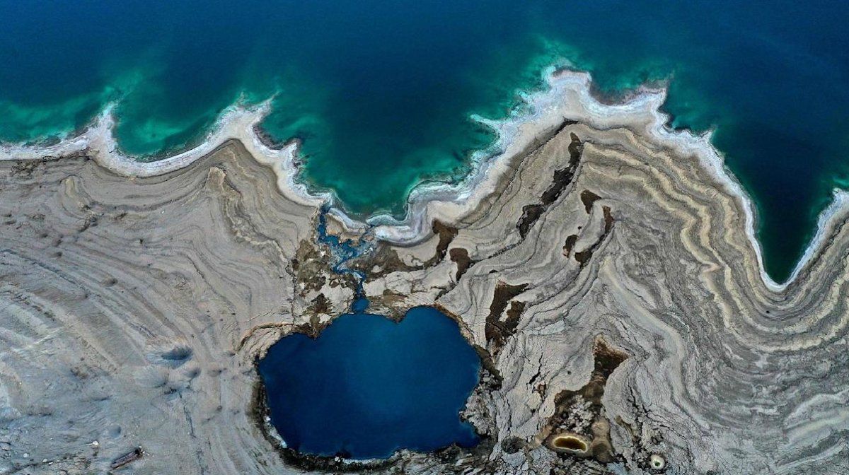 El Mar Muerto retrocede un metro por año y deja a la vista enormes cráteres