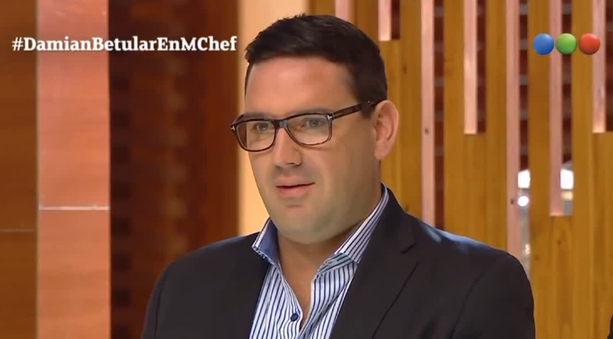 En su primera aparición en la televisión, Damián Betular llevó un estilo mucho más clásico y sin barba.