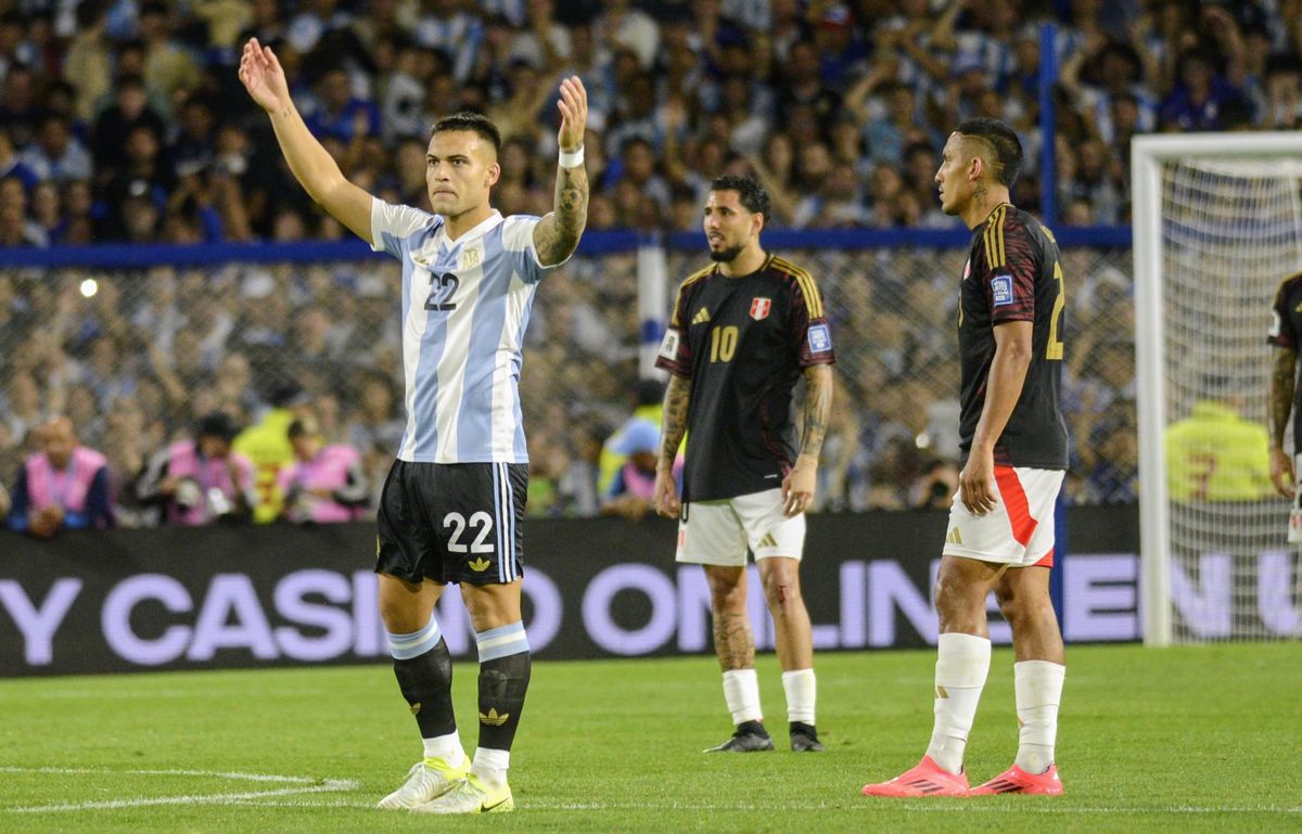 Lautaro Martínez marcó el primer gol de la noche para darle la ventaja a Argentina.