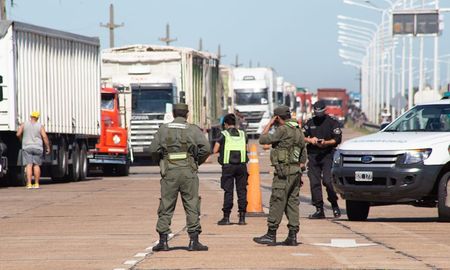 Los manifestantes cruzaron un camion sobre la ruta para impedir el tránsito. Los manifestantes cruzaron un camion sobre la ruta para impedir el tránsito.