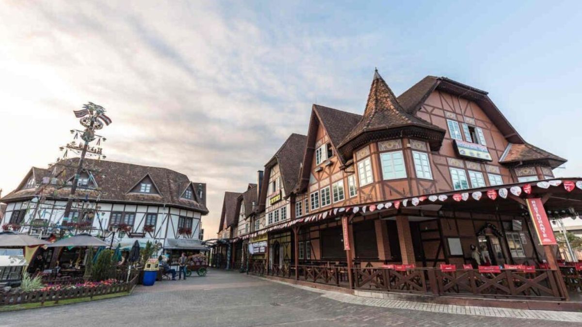 La Osterfest moviliza a todo el pueblo durante meses para pintar cáscaras de huevo naturales, una costumbre que culmina en el árbol de Pascua más impactante del planeta. La Osterfest moviliza a todo el pueblo durante meses para pintar cáscaras de huevo naturales, una costumbre que culmina en el árbol de Pascua más impactante del planeta.