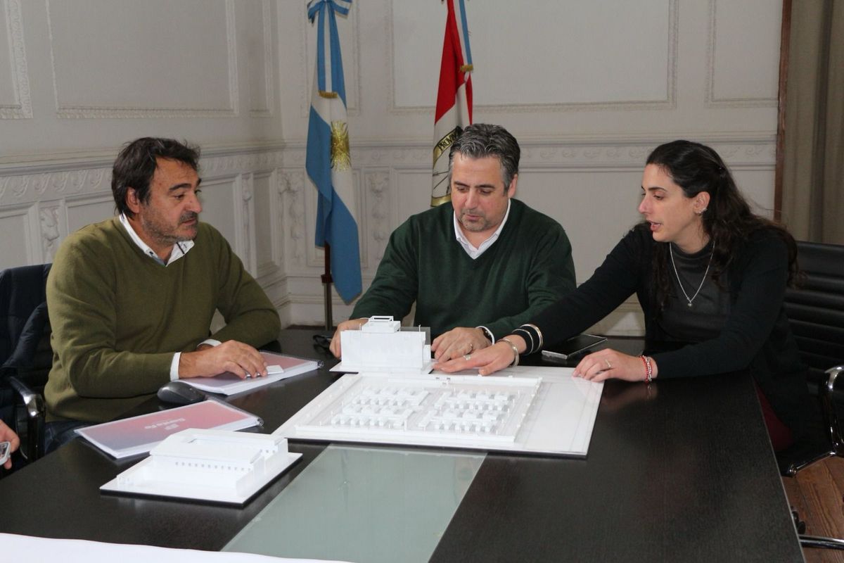 El ministro de Justicia y Seguridad de Santa Fe, Pablo Cococcioni, junto al titular de la Unidad Ejecutora de Infraestructura, Diego Leone, y la secretaria de Asuntos Penales de la provincia, Lucía Masneri. El ministro de Justicia y Seguridad de Santa Fe, Pablo Cococcioni, junto al titular de la Unidad Ejecutora de Infraestructura, Diego Leone, y la secretaria de Asuntos Penales de la provincia, Lucía Masneri.