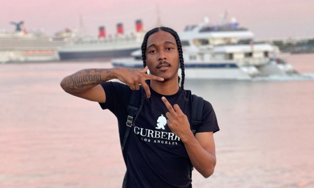 En el video, Indian Red Boy se estremece después de un disparo, se queda sin aliento y murmura busquen ayuda antes de desplomarse. En el video, Indian Red Boy se estremece después de un disparo, se queda sin aliento y murmura busquen ayuda antes de desplomarse.