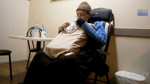 El momento en que un enfermo terminal decide beber una pócima y morir rodeado de su familia