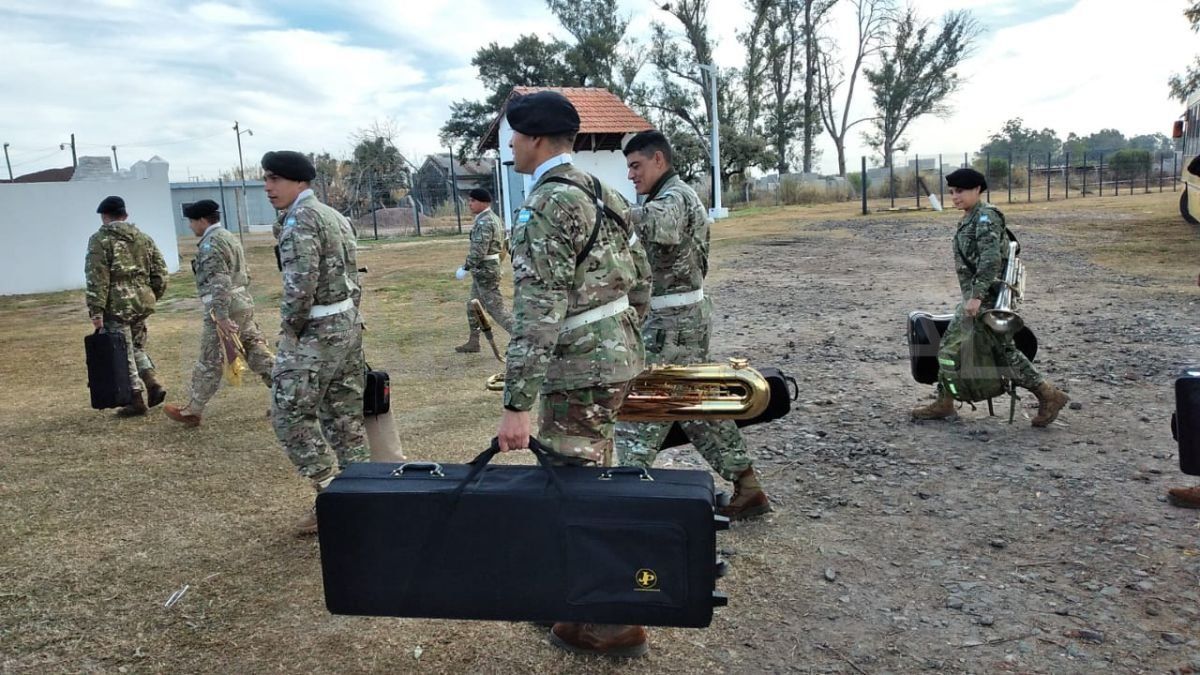 La llegada de la banda del Liceo Militar General Belgrano.