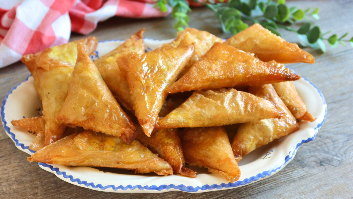 Las samosas son unas empanadas indias que se distinguen por su delicioso sabor. Las samosas son unas empanadas indias que se distinguen por su delicioso sabor.