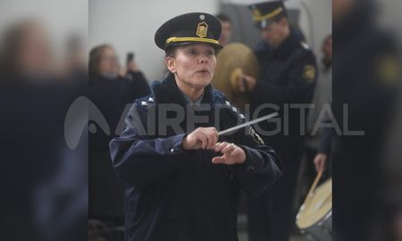 La inspectora Carina Stieb fue la encargada de dirigir la Banda Sinfónica de la Policía de Santa Fe, por primera vez en 204 años. La inspectora Carina Stieb fue la encargada de dirigir la Banda Sinfónica de la Policía de Santa Fe, por primera vez en 204 años.