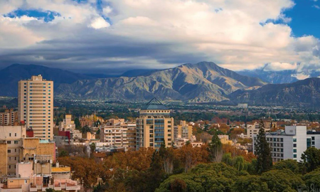 La provincia de Mendoza combina ciudad, montaña y gastronomía, una fórmula que la mantiene entre los destinos más elegidos del verano. La provincia de Mendoza combina ciudad, montaña y gastronomía, una fórmula que la mantiene entre los destinos más elegidos del verano.
