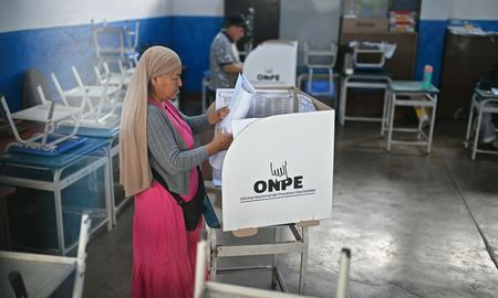 La secretaria general del Jurado Nacional de Elecciones de Perú, Yessica Clavijo, estimó que los resultados definitivos de la elección presidencial estarán listos hacia la primera quincena de mayo próxima. La secretaria general del Jurado Nacional de Elecciones de Perú, Yessica Clavijo, estimó que los resultados definitivos de la elección presidencial estarán listos hacia la primera quincena de mayo próxima.