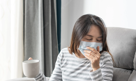 La nueva variante genera fiebre leve, dolores musculares, irritación de garganta, pérdida de voz y del olfato. La nueva variante genera fiebre leve, dolores musculares, irritación de garganta, pérdida de voz y del olfato.