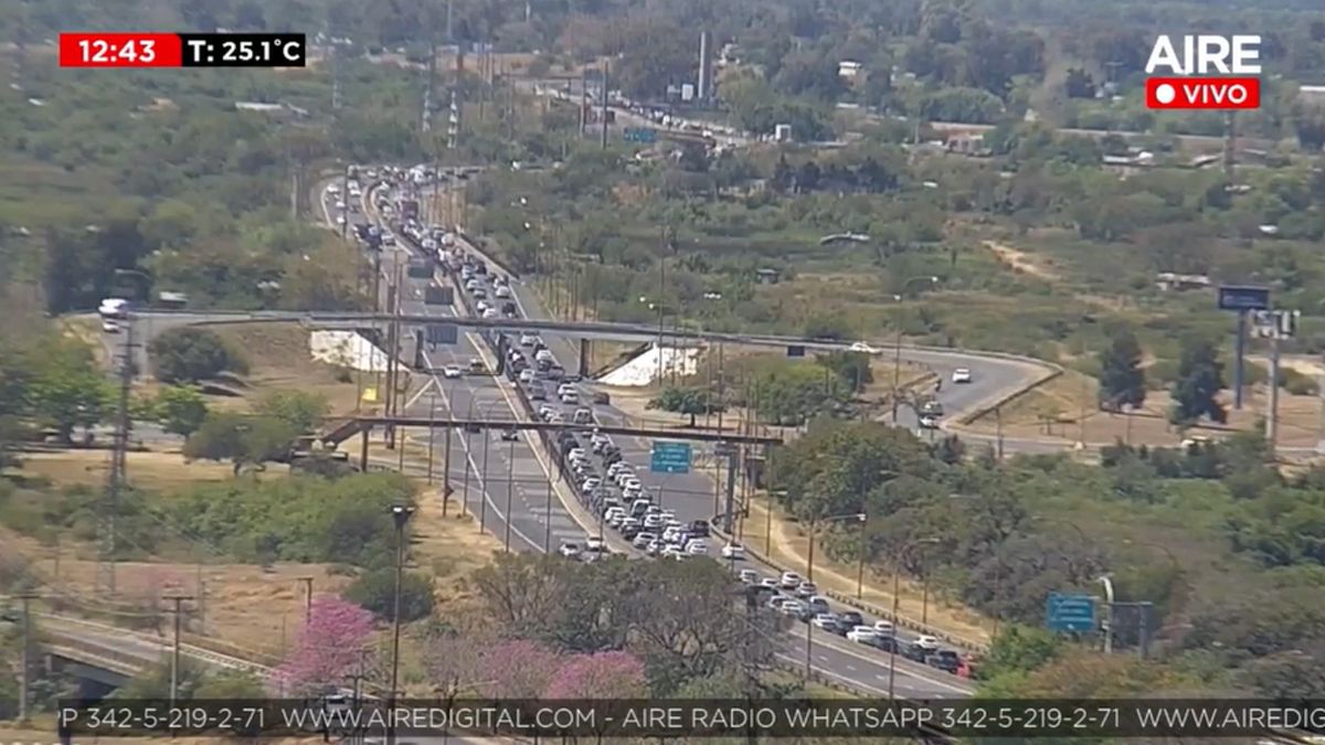 Así se ve el embotellamiento sobre la Ruta Nacional 168 desde las cámaras de AIRE.