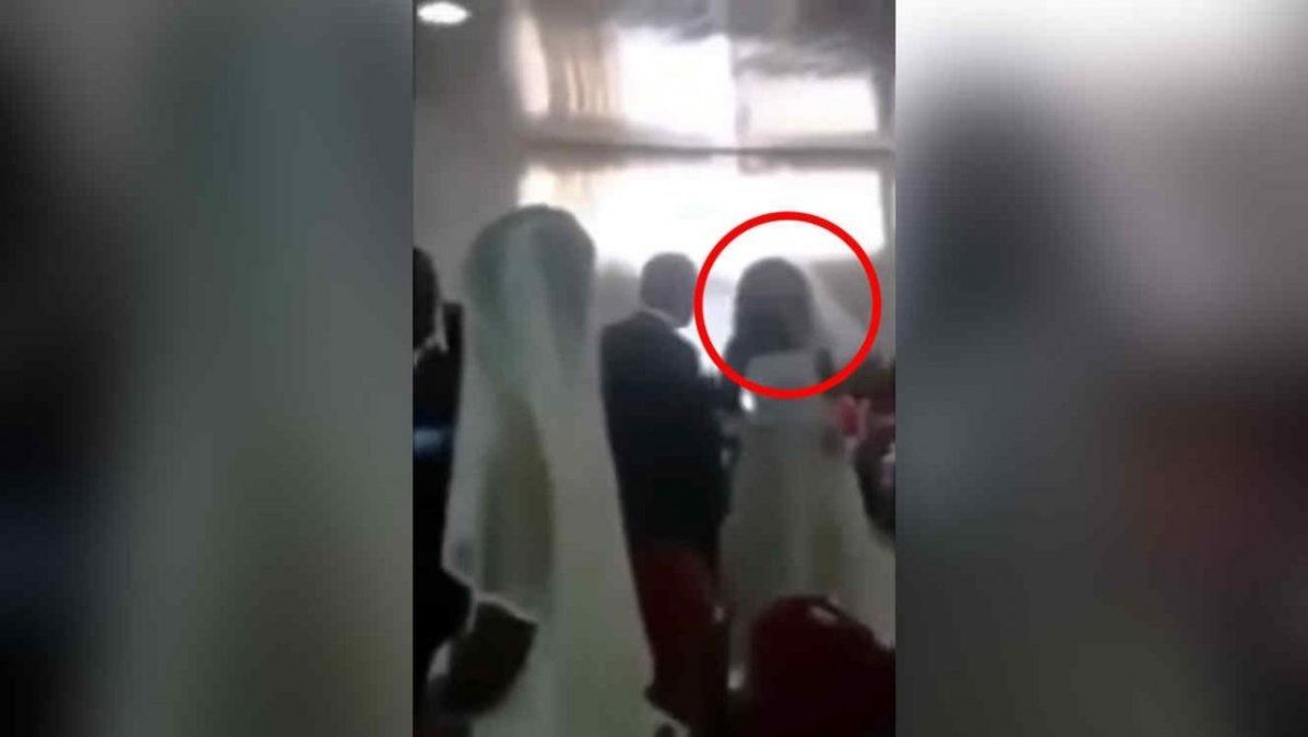 Una mujer se vistió de novia e interrumpió el casamiento de su amante