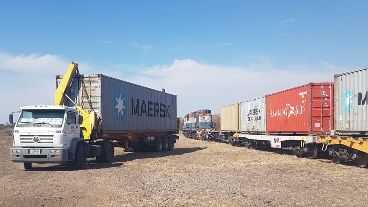 La actividad comercial está a cargo de la firma Cono S.A. La carga salió en tren hasta la localidad de Zárate