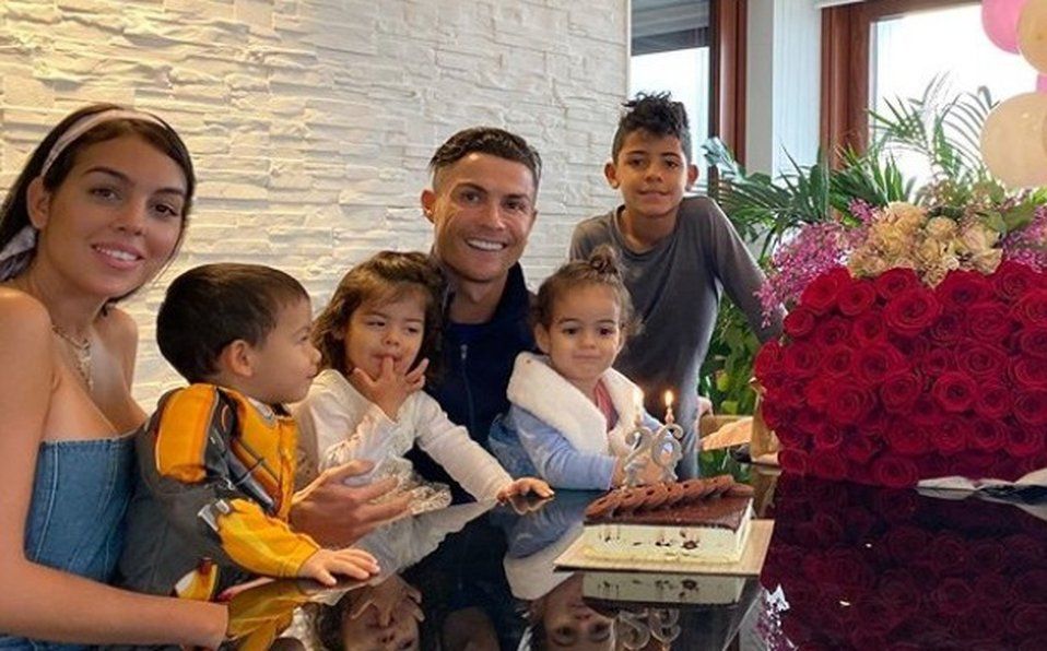 Georgina Rodríguez mantiene una relación bastante sólida con el futbolista portugués Cristiano Ronaldo, y tienen cuatro hijos.