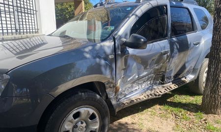 Por el fuerte impacto entre dos autos en barrio Guadalupe Este una conductora fue trasladada al hospital Iturraspe.